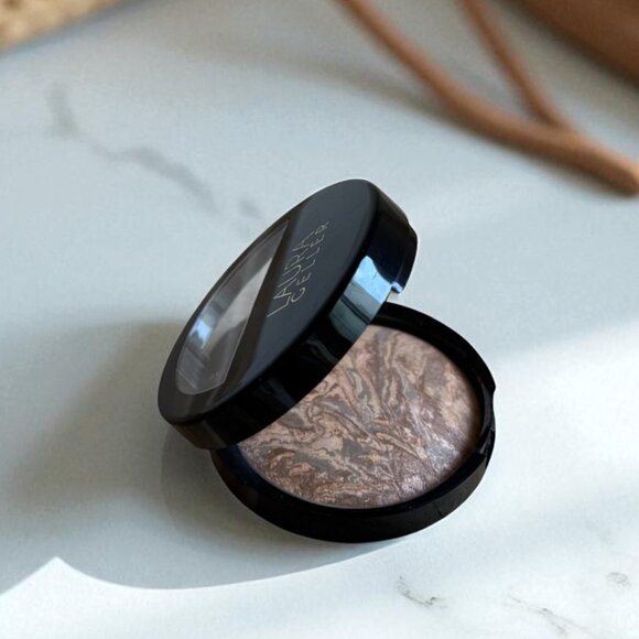 Laura Geller NEW Baked Balance-n-Glow Illuminating Foundation Medium Shade - Picture 8 of 8